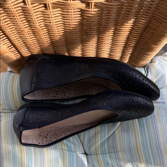 Croft & Barrow Black Perforated Flats - Picture 5 of 8